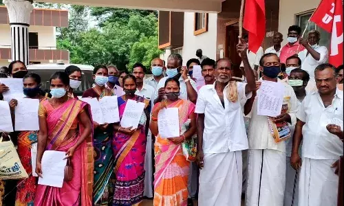 ஊராட்சி ஓ.எச்.டி ஆபரேட்டர்கள், தூய்மை பணியாளர்கள்  மனு அளிக்கும் போராட்டம்