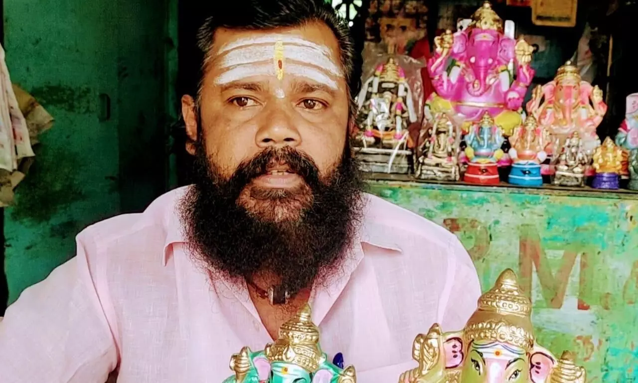 வீடு தேடி வரும் விநாயகர் சிலை; சின்னமனூரில் சிற்பி அசத்தல் வீடு தேடி வரும் விநாயகர் சிலை; சின்னமனூரில் சிற்பி அசத்தல்