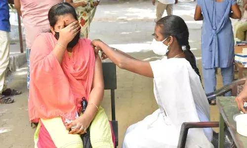 ஈரோடு : 7 அரசு மருத்துவமனைகளில் 24 மணி நேர கொரோனா தடுப்பூசி மையம்