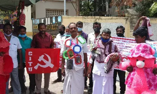 ஸ்மார்ட் சிட்டி திட்ட பணிகளால் பாதிப்பு; சாலையாேர வியாபாரிகள் ஆட்சியரிடம் மனு ஸ்மார்ட் சிட்டி திட்ட பணிகளால் பாதிப்பு; சாலையாேர வியாபாரிகள் ஆட்சியரிடம் மனு
