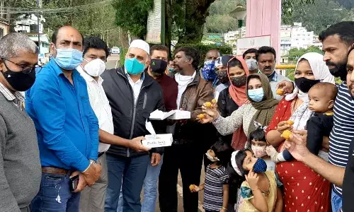 நீலகிரி வந்த சுற்றுலா பயணிகளுக்கு இனிப்பு வழங்கி வரவேற்ற சுற்றுலா சங்கம்
