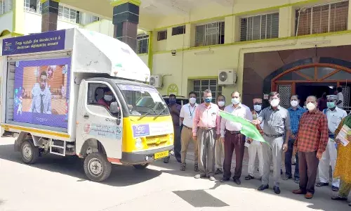 100 சதவீத தடுப்பூசி விழிப்புணர்வு வாகனம்: கலெக்டர் கொடியசைத்து தொடங்கி வைத்தார்