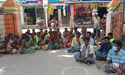 நகராட்சி   ஒப்பந்த துப்புரவு தொழிலாளர்கள் ஊதிய உயர்வு கோரி தர்ணா போராட்டம்
