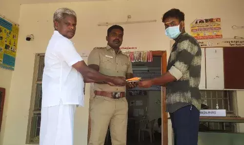 பேருந்தில் தவறிய மணிபர்ஸ் - பேருதவி செய்த பெண்; பாேலீசார் பாராட்டு