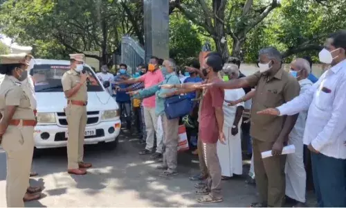 தலைகவசம் அணியாத வாகன ஓட்டிகள்; நூதன தண்டனை வழங்கிய காவல்துறை கண்காணிப்பாளர்