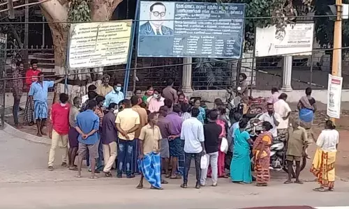 தேனி நகராட்சி அலுவலகத்தை 300க்கும் மேற்பட்ட துப்புரவு பணியாளர்கள் முற்றுகை