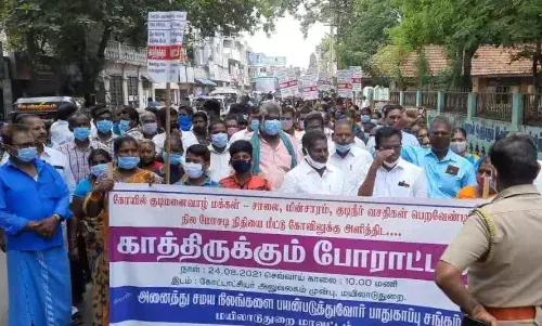 கோட்டாட்சியர் அலுவலகம் முன்பு கோயில் குடிமனைவாழ் மக்கள் காத்திருப்பு போராட்டம்