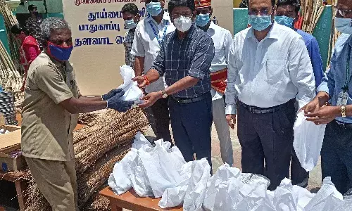 விழுப்புரத்தில் நகராட்சி முன்கள பணியாளர்களுக்கு உபகரணங்கள் வழங்கப்பட்டது