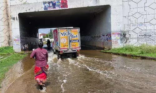 கால்வாய்கள் ஆக்கிரமிப்பு காரணமாக சாலைகளில் தேங்கும் மழைநீர்