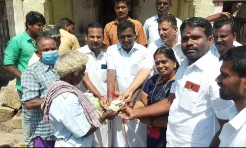 விஜயகாந்த் பிறந்த நாள்: கோவில்களில் தேமுதிகவினர் சிறப்பு பூஜை செய்து வழிபாடு