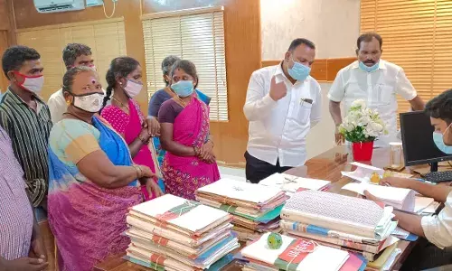 பட்டா கேட்டு பழங்குடி இருளர் இன மக்கள் கோரிக்கை மனு