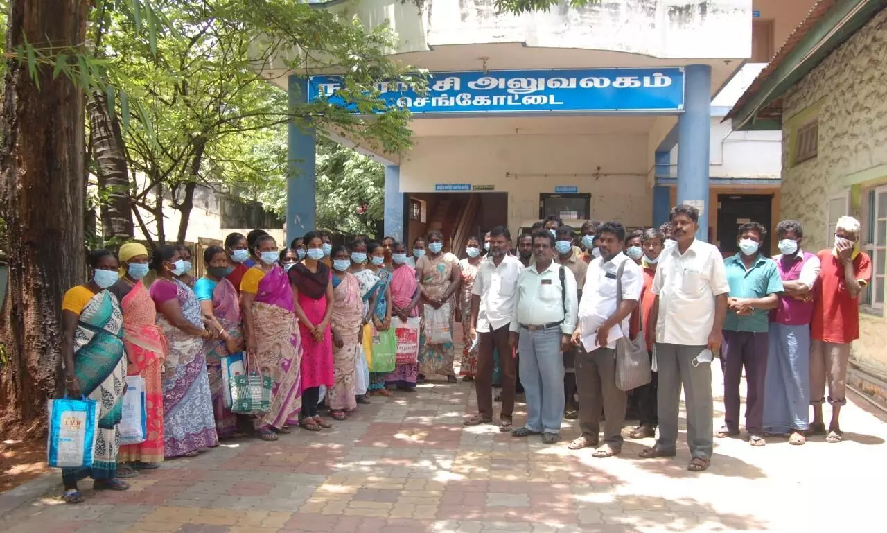 பல்வேறு கோரிக்கைகளை வலியுறுத்தி துாய்மை பணியாளர்கள் வேலை நிறுத்த பாேராட்டம் பல்வேறு கோரிக்கைகளை வலியுறுத்தி துாய்மை பணியாளர்கள் வேலை நிறுத்த பாேராட்டம்