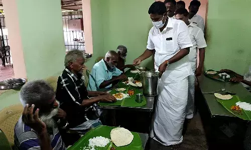 விஜயகாந்த் பிறந்தநாள்: முதியோர் இல்லத்தில் உணவு வழங்கிய தே.மு.தி.க.வினர்