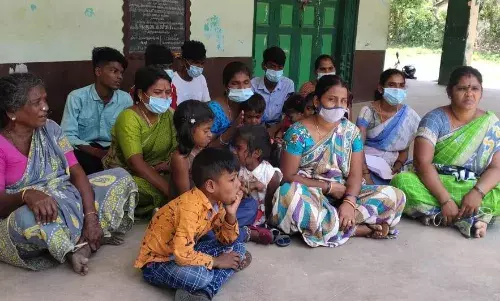ஊரைவிட்டு ஒதுக்கி வைத்துள்ளதைக் கண்டித்து குடும்பத்துடன் தர்ணா