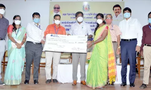 சுயதொழில் தொடங்குவதற்கு கடனுதவி: ஆட்சியர் வழங்கினார்