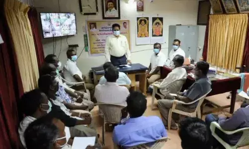 பள்ளிகள் திறப்பு: பள்ளி வாகனங்களை இயக்குவது குறித்து ஆலோசனை