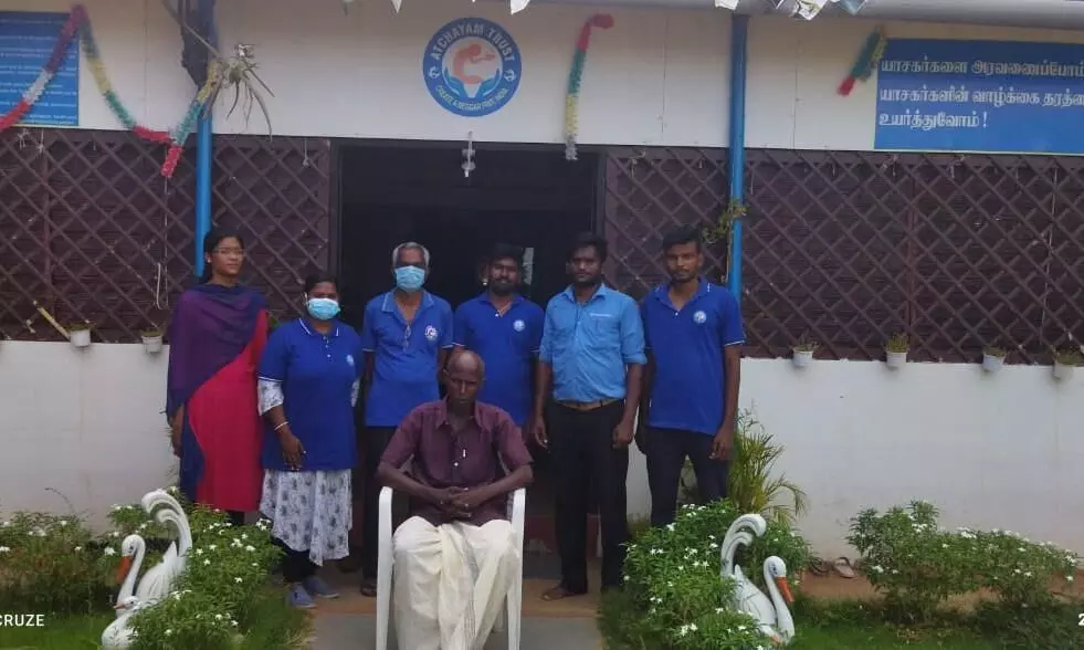 குமாரபாளையத்தில் மனநலம் பாதித்தவரை மீட்ட அட்சயம் பொதுநல அமைப்பினர் குமாரபாளையத்தில் மனநலம் பாதித்தவரை மீட்ட அட்சயம் பொதுநல அமைப்பினர்