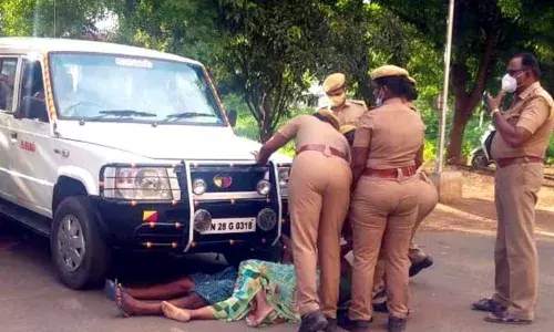 மகள் காதல் திருமணம்: பாேலீஸ் ஜீப் முன்பு படுத்த உருண்டு பெற்றாேர் பாசப்பாேராட்டம்
