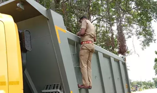 அதிக பாரம் ஏற்றி வந்த கனரக வாகனங்களுக்கு அபராதம் விதிப்பு