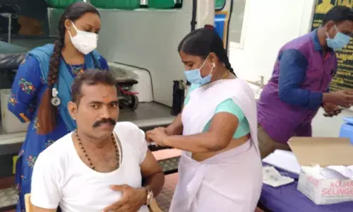 காஞ்சிபுரத்தில் ஆலோசனை கூட்டத்திற்கு வந்த விவசாயிகளுக்கு கொரோனா தடுப்பூசி