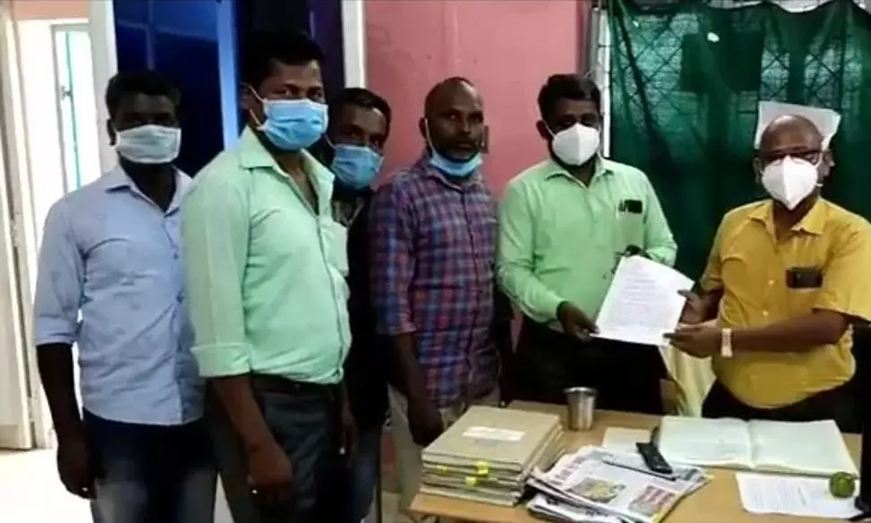 பேரூராட்சி கடைகளை சட்டத்திற்குப் புறம்பாக புதுப்பித்து வருவதாக புகார்