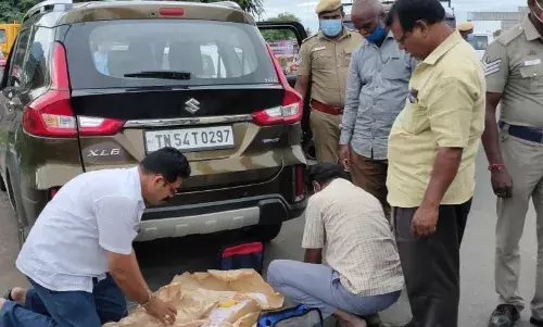 மதுரைக்கு கார்களில் கொண்டு சென்ற  700 கிலோ வெள்ளி பொருட்கள் பறிமுதல்
