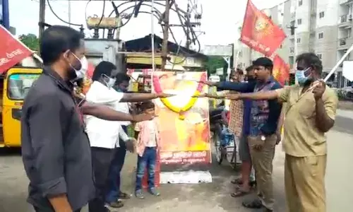 செங்கொடி நினைவு நாள்: உருவப்படத்துக்கு நாம் தமிழர் கட்சியினர் மலர்தூவி மரியாதை