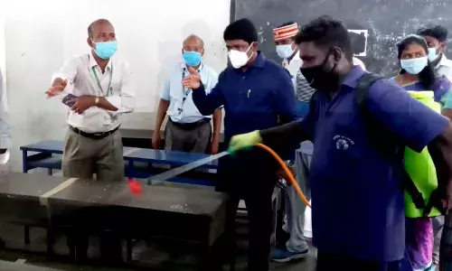 பள்ளிகள் திறப்பு: பள்ளிகளில்  நடைபெறும் தூய்மை பணிகளை கலெக்டர் நேரில் ஆய்வு
