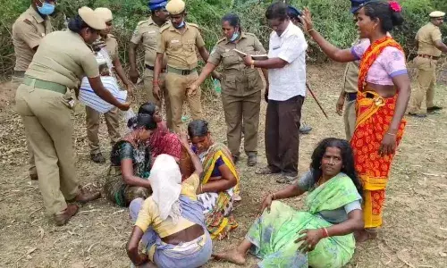 நிலத்தை அரசுகையகப்படுத்தும் முயற்சிக்கு எதிர்ப்பு : 5 பெண்கள் தீக்குளிக்கமுயற்சி