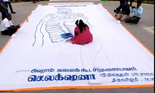 மனப்பாடமாக 1330 திருக்குறளையும் கூறியபடி திருவள்ளுவர் ஓவியம் வரைந்த மாணவி