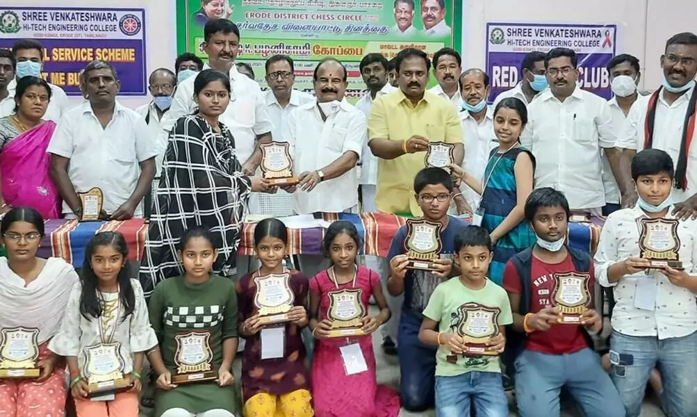 அதிமுக சார்பில் மாவட்ட அளவிலான சதுரங்க போட்டி, பரிசளிப்பு விழா அதிமுக சார்பில் மாவட்ட அளவிலான சதுரங்க போட்டி, பரிசளிப்பு விழா
