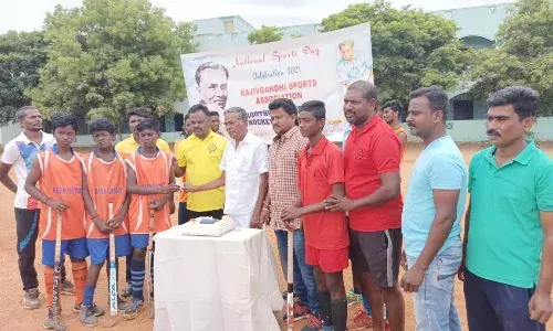 தேசிய விளையாட்டு தினம்: கோவில்பட்டியில் கேக் வெட்டி கொண்டாடிய ஹாக்கி வீரர்கள்