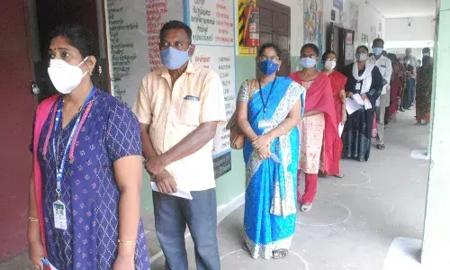 பள்ளிகள் திறப்பு: ஈரோட்டில் கொரோனா தடுப்பூசி செலுத்திக்கொண்ட ஆசிரியர்கள்.
