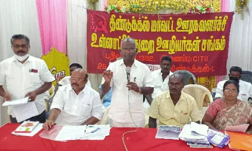 மாதம் ஊதியம் : ஊராட்சி நிர்வாகம் வழங்க  தூய்மைப்பணியாளர்கள் கோரிக்கை