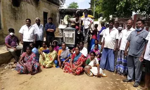 உடைந்த குடிநீர் குழாய்: ஒப்பந்ததாரரை முற்றுகையிட்ட பொதுமக்கள்