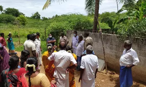 அடிப்படை வசதிகள் கேட்டு அதிகாரிகளை முற்றுகையிட்ட பொதுமக்கள் அடிப்படை வசதிகள் கேட்டு அதிகாரிகளை முற்றுகையிட்ட பொதுமக்கள்