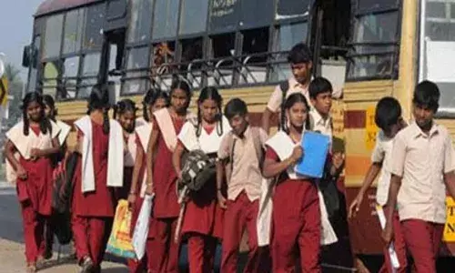 பள்ளி, கல்லூரி மாணவர்கள் அரசு பஸ்களில் இலவசமாக பயணிக்கலாம்: அமைச்சர் அறிவிப்பு