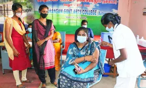 வேலூர் முத்துரங்கம் அரசு கல்லூரியில் கொரோனா தடுப்பூசி முகாம்