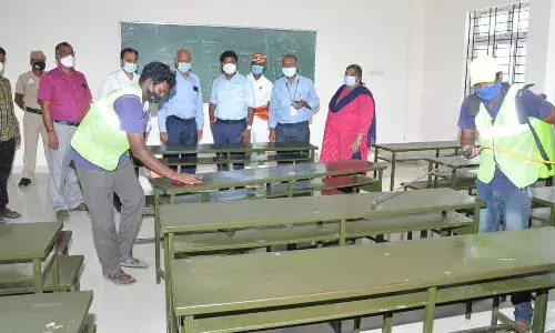 கல்லூரியில் தூய்மை பணிகள்: கலெக்டர் மோகன் ஆய்வு