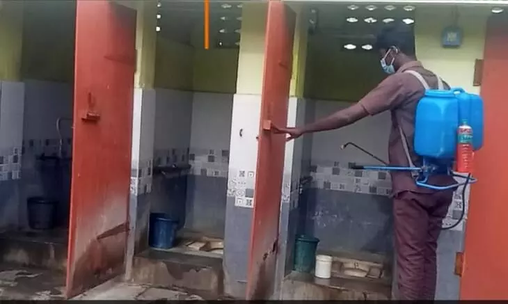குமாரபாளையம் நகராட்சியில் 56 பொது கழிப்பிடங்கள் தூய்மை செய்யும் பணி குமாரபாளையம் நகராட்சியில் 56 பொது கழிப்பிடங்கள் தூய்மை செய்யும் பணி