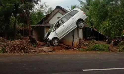 சிதம்பரம் அருகே  வீட்டின் மீது பாய்ந்த கார்