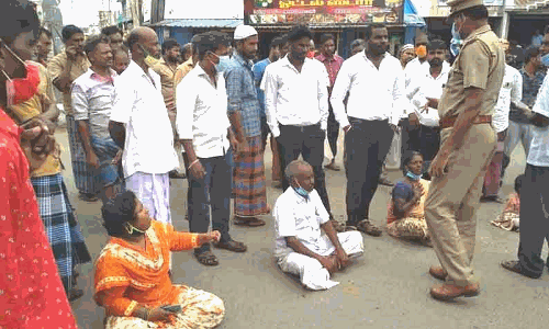 வந்தவாசியில் குடும்பத்தினருடன் சாலை மறியலில் ஈடுபட்ட பெண்
