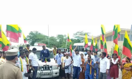 தமிழக வாழ்வுரிமைக் கட்சி சார்பில் சுங்கச்சாவடியில் பிச்சை எடுக்கும் போராட்டம்