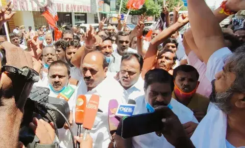 நெல்லையில் தமிழக அரசை கண்டித்து சாலை மறியலில் ஈடுபட்ட அதிமுகவினர் கைது நெல்லையில் தமிழக அரசை கண்டித்து சாலை மறியலில் ஈடுபட்ட அதிமுகவினர் கைது