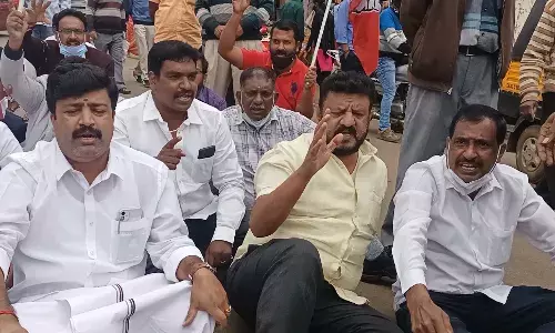 உதகையில் சாலை மறியலில் ஈடுபட்ட அதிமுகவினர் கைது