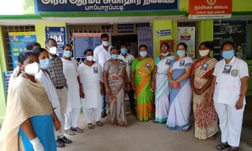 ஆரம்ப சுகாதார நிலையம் முன்பு கோரிக்கை அட்டை அணிந்து போராட்டம்