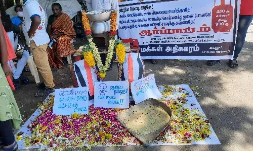 கேஸ் விலை உயர்வை கண்டித்து மக்கள் அதிகாரம் போராட்டம்