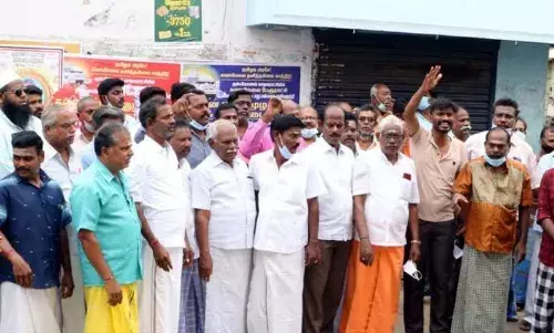 விநாயகர் சதுர்த்தி விழா:  தடையை நீக்கக்கோரி   தேங்காய் உடைத்து நூதன ஆர்ப்பாட்டம்