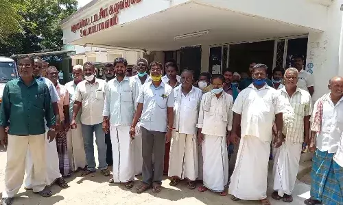 நிலத்தை மீண்டும் விவசாயிகளிடம் எவ்வித நிபந்தனையும் இன்றிவழங்க வேண்டும்