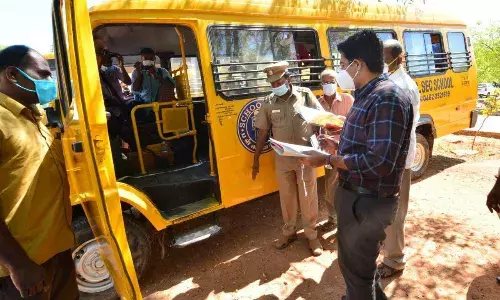 நெல்லையில் தனியார் பள்ளி, கல்லூரி வாகனங்களை கலெக்டர் நேரில் ஆய்வு